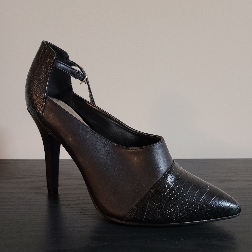 Black point closed toe heels with ankle straps